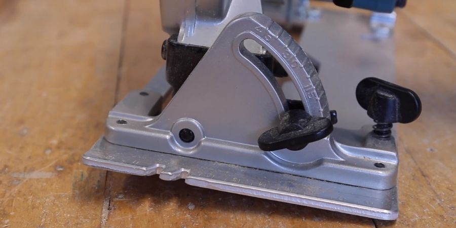 Parte de la herramienta eléctrica 165mm HS6601J de Makita donde se pueden moficar los ángulos de corte
